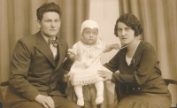 Karel Stoll with parents in 1933