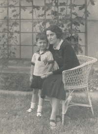 Karel Stoll s maminkou Miladou