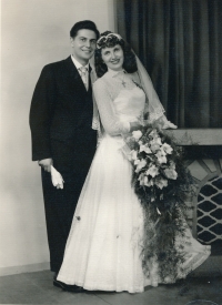 Svatební fotografie Karla Stolla s manželkou Helenou, rok 1959