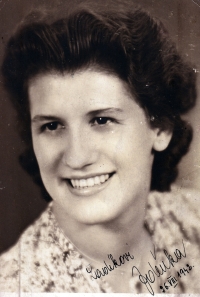 Zdeňka Zavřelová, around 1942