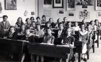Zdeňka Zavřelová (uprostřed ve světlém svetru se střapci) v 5. třídě, Šumperk, okolo roku 1932