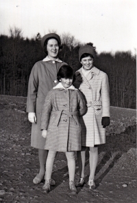Zdeňka Zavřelová´s daughters, Bílovec, around 1962
