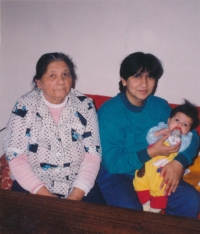 Vlevo Marie Kroková, matka Zdenky Grundziové, vpravo Zdenka Grundziová s dcerou Markétkou, 1995
