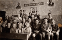 Czech School in Chudoba-Žakš, Manfred Hacker is the tallest in the back in a pioneer scarf. Teachers from the left: Jaromír Horník from Prague, Józef Pabisz, Polish school director, class teacher František Hanus from Brno, year 1951–1952
