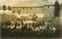 Czech school in Chudoba, the headmaster Josef Pabisz and Polish teacher Julia Rutkowská are behind the children, kneeling teachers Antonie Lapáčková and Vlasta Bártlová, 1950 or 1951