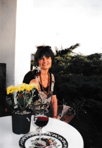 Eva Rovenská u Ivany Černé na zahradě, 2003