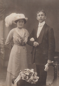 Wedding photo of Eva’s grandfather Jaromír Vraštil and Anna Bečvářová