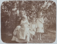 Evina prababička Anna Bečvářová po úmrtí své dcery na španělskou chřipku v roce 1918 – u ní jsou Eviny tety Vlasta, Anežka (zvaná Áša), její maminka Libuše a vlevo pak sestřenice Jarmila 