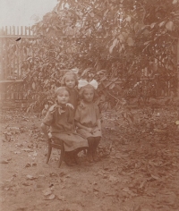 Tři siroty Libuše, Vlasta a Áša, které zůstaly bez maminky, jež zemřela na španělskou chřipku v roce 1918, foceno na dvorku školy v Polepech u Litoměřic