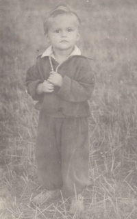 Eva jako malé děvčátko v Plzni na Borech, 1953