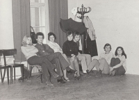 Eva Rovenská (docela vpravo) se svými hereckými kolegy (Mejzlík, Žabounová, Přichystal...), 1971