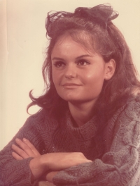 Charming Eva Rovenská’s high school graduation photo, 1970