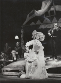 Eva Rovenská a Vladimír Čada ve hře Kaštanka v plzeňském Divadle Alfa, 1979