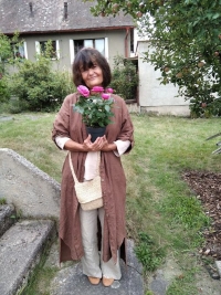 Eva Rovenská with flowers from documentary filmmaker Jarmila Vandová as thanks for her time given to Memory of Nation