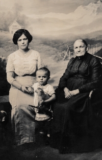 Babička Evy Rovenské, Röznbaumová, se synem Pepíčkem a tchyní pravděpodobně v Kopidlnu