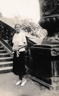 Maminka Evy Rovenské na zámku Troja, 1934
