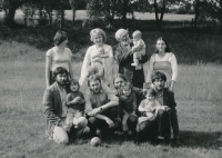 Bratři Šormovi s rodinami na otcových šedesátinách, cca 1982