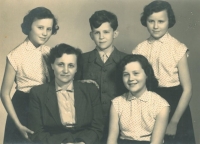 Rodinné foto poslané tatínkovi do vězení, 1956. Zleva: Ema, Zdeněk, Ludmila, maminka, Světla 