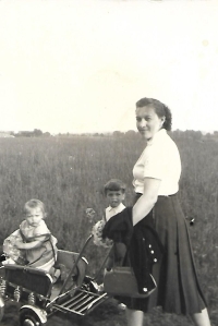 Marie Kosinová with children