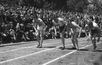 Závodů v Mladé Boleslavi se účastnil i Emil Zátopek (zcela vpravo), se kterým se Václav Bečvárovský osobně znal 