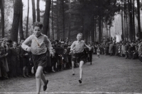 Pamětník na závodech v roce 1943 dobíhá druhý do cíle 