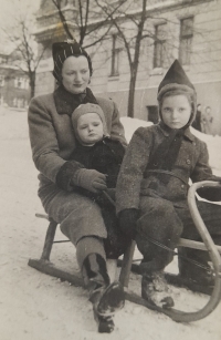 A street in Prague in Vinohrady, probably Dykova? Closed down due to sledding, the war. Mother with Dagmar and Jana 