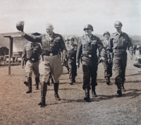 Generál G. S. Patton na slavnostní návštěvě Strakonic, letiště Lipky, 17. 7. 1945