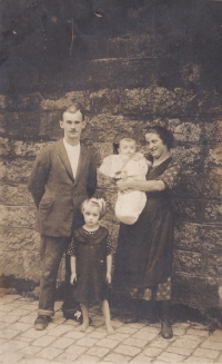 Rodiče a sestry pamětnice v Liberci, 1926