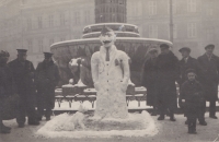 Věra Pěničková (vpravo) na libereckém náměstí v roce 1937