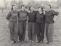 Věra Pěničková (vpravo) jako cvičitelka v Tyršově ústavu, 1952