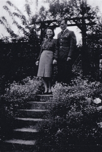 The married couple Krátkoruký in the English countryside, 1940