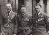 Stíhači RAF vyznamenaní medailí Za chrabrost Bedřich Krátkoruký a Josef Dygrýn, uprostřed Karel Janoušek
