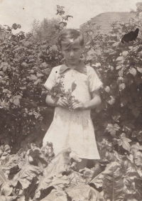 Maminka pamětnice Miloslava Pohnětalová v rodných Pardubicích, 20. léta 20. století