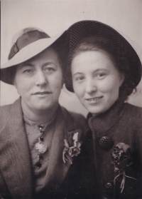 Mother Miloslava Pohnětalová with her aunt in England