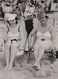 Maminka Miloslava Pohnětalová s tetou na pláži, 1939