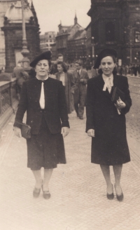 Maminka Miloslava Krátkoruká s tetou krátce po příjezdu do Československa
