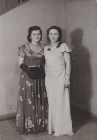 Maminka Miloslava Krátkoruká s přítelkyní, 1946