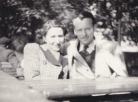 Maminka Miloslava Krátkoruká a tatínek Petr Tulach, 50. léta 20. století