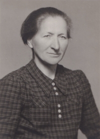 Babička pamětnice Marie Pohnětalová, 30. léta 20. století