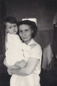 The witness and her mother, 1955