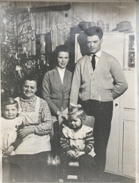 Christmas, with his wife, two children and the witness's mother, Jiřetín pod Jedlovou 1959

