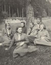 Jarmila (vpravo) se sestrami a matkou (vzadu), 1958