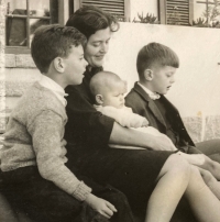Pamětnice v náručí maminky, vlevo bratr Jenö, vpravo bratr Sándor, Portugalsko, listopad 1962 