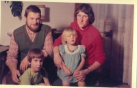Marta Pechová s manželem Pavlem a dcerami Martinou (ta větší) a Pavlínou zhruba v polovině 80. let 20. století