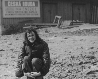 Marta Pechová v 70. letech 20. století na túře v Krkonoších, v pozadí Česká bouda na Sněžce
