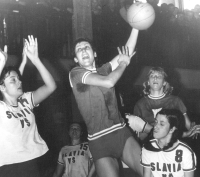 Marta Pechová in a Sparta jersey in the 1970s. She shoots at the basket in the derby with Slavia Universities Prague