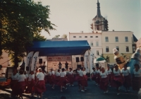 Nacvičování na sokolský slet na náměstí v Králíkách