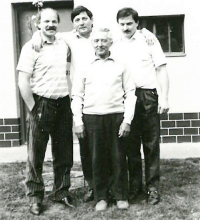 Antonín Ondroušek se syny Antonínem, Zdeňkem a Lubomírem, kolem roku 1981 na dvoře domu v Brumově-Bylnici