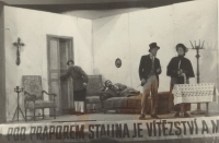 Strýc Antonín Honzák (v klobouku) v ochotnickém představení v Králíkách, 50. léta 20. století