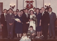 Svatba manželů Hejtmanských, po boku svatebčanů jsou jejich rodiče, 1964
